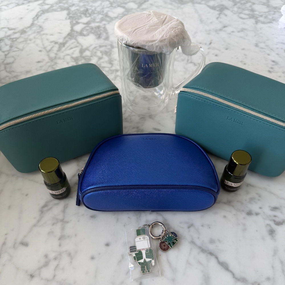 La Mer - Set of 3 x Cosmetics Bags, Tea Cup, Bag Charm & 2 x Treatment Lotions